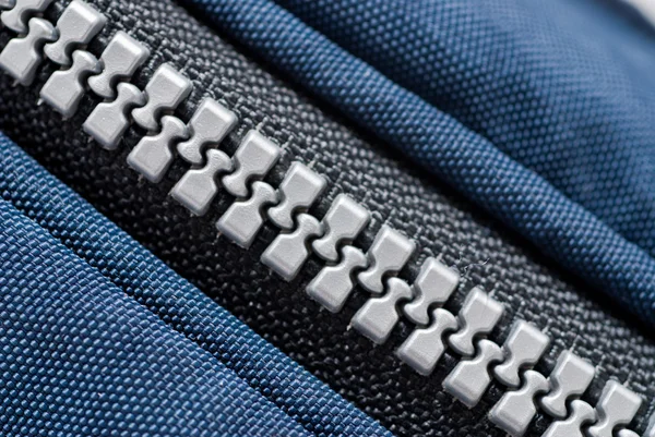 Close-up van kunststof zip op blauwe kleur tas — Stockfoto