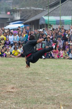 Chiang rai, Tayland-28 Aralık: mong tepe kabile, wiang pa pao geleneği yeni yıl partisi ve savaş sanatı gösterir nerede her gün ziyaret, 28 Aralık 2011, chiang rai, Tayland turizm.