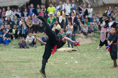 Chiang rai, Tayland-28 Aralık: mong tepe kabile, wiang pa pao geleneği yeni yıl partisi ve savaş sanatı gösterir nerede her gün ziyaret, 28 Aralık 2011, chiang rai, Tayland turizm.