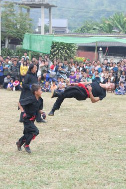 Chiang rai, Tayland-28 Aralık: mong tepe kabile, wiang pa pao geleneği yeni yıl partisi ve savaş sanatı gösterir nerede her gün ziyaret, 28 Aralık 2011, chiang rai, Tayland turizm.