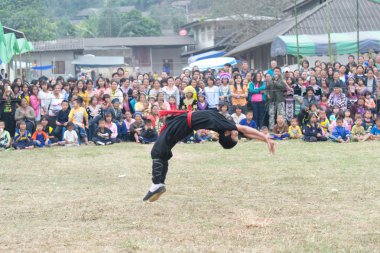 Chiang rai, Tayland-28 Aralık: mong tepe kabile, wiang pa pao geleneği yeni yıl partisi ve savaş sanatı gösterir nerede her gün ziyaret, 28 Aralık 2011, chiang rai, Tayland turizm.