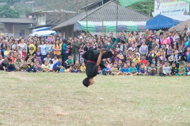 Chiang rai, Tayland-28 Aralık: mong tepe kabile, wiang pa pao geleneği yeni yıl partisi ve savaş sanatı gösterir nerede her gün ziyaret, 28 Aralık 2011, chiang rai, Tayland turizm.