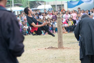 Chiang rai, Tayland-28 Aralık: mong tepe kabile, wiang pa pao geleneği yeni yıl partisi ve savaş sanatı gösterir nerede her gün ziyaret, 28 Aralık 2011, chiang rai, Tayland turizm.