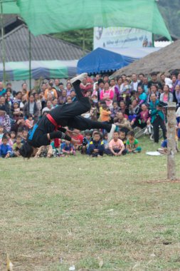 Chiang rai, Tayland-28 Aralık: mong tepe kabile, wiang pa pao geleneği yeni yıl partisi ve savaş sanatı gösterir nerede her gün ziyaret, 28 Aralık 2011, chiang rai, Tayland turizm.