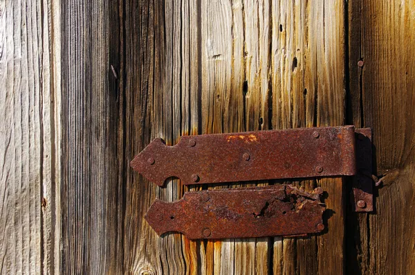 Porta de madeira com dobradiça — Fotografia de Stock