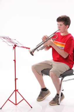 genç çocuk pratik trompet