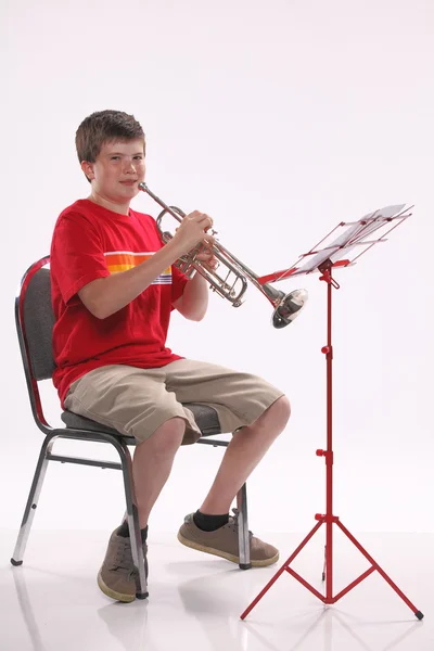 Adolescente menino tocando trompete — Fotografia de Stock