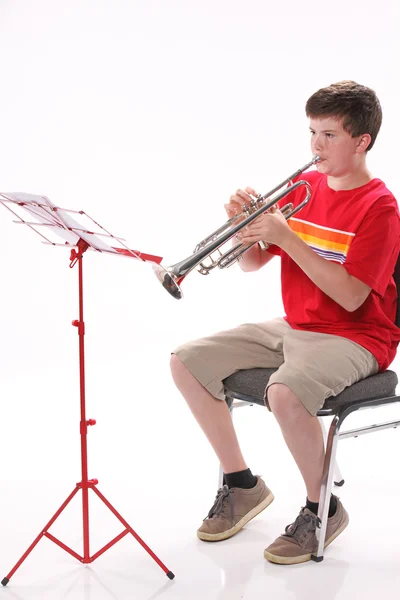 Genç çocuk pratik trompet — Stok fotoğraf