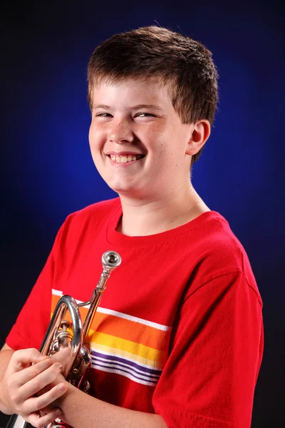 トランペットの肖像画と 10 代の少年 — ストック写真