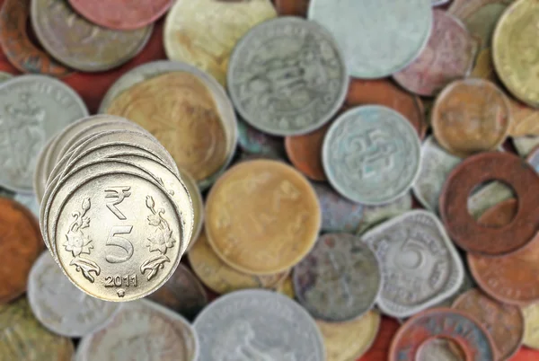 Κέρματα των 5 ρουπίες στοιβάζονται σε ινδική κέρματα φόντο — Φωτογραφία Αρχείου