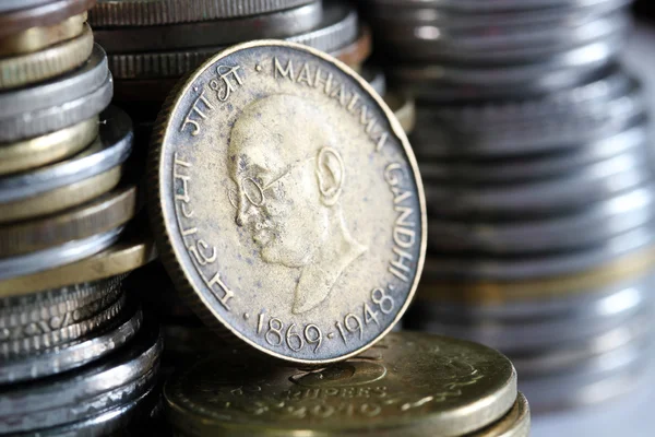 Vecchia moneta indiana grungy con Gandhi — Foto Stock