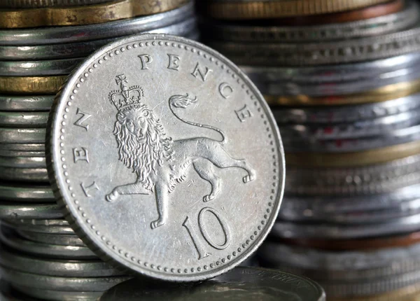 Engelsk 10 pence mynt og bakenforliggende mynt – stockfoto