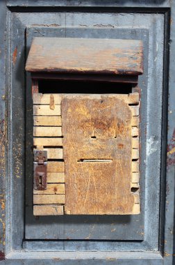 antika ahşap dropbox eski bir kapıda askıda kaldı.