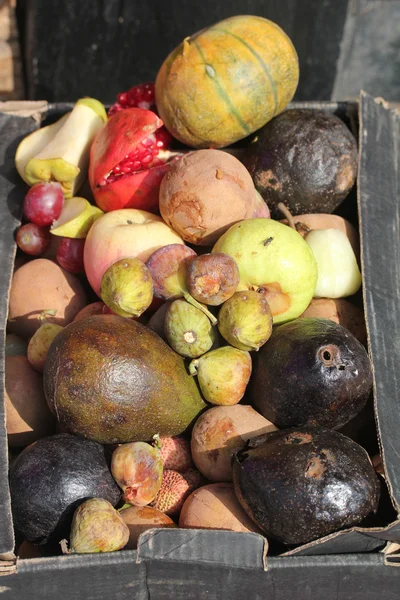 Frutas moribundas y en descomposición en una caja como basura — Foto de Stock