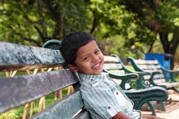 Mladí mateřské školy chlapec s úsměvem & baví — Stock fotografie