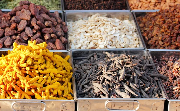 Frutas secas y especias expuestas para la venta en un bazar — Foto de Stock