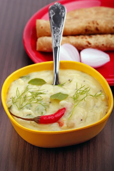 Traditionele Indiase pittige daal curry en chapatti — Stockfoto