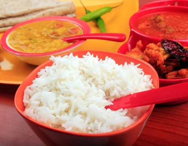 Traditionele Indiase rijst, chapatti & dal curry — Stockfoto
