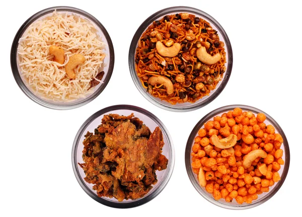 Snack tradizionali indiani salati e piccanti in ciotole — Foto Stock