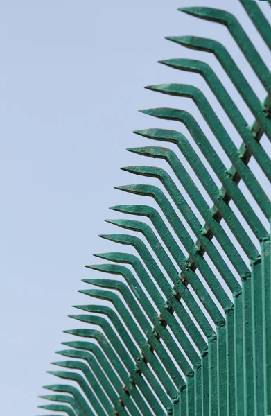Barras de ferro forjado pontiagudas forjadas para formar uma cerca — Fotografia de Stock
