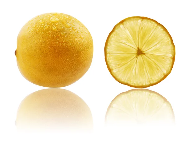 Limão fresco totalmente maduro e fatiado na cor amarela vibrante com wa — Fotografia de Stock