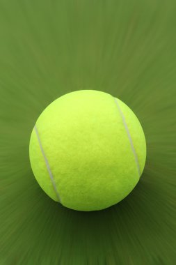 sert bir darbe ile gürültü ve hızlı hareket eden yeni tenis topu fotoğrafı