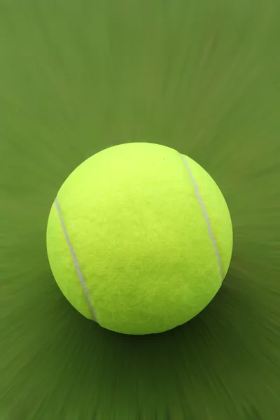 Foto de nova bola de tênis bateu duro com uma raquete e se movendo rápido — Fotografia de Stock