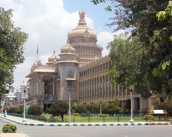 Оригинальные памятники и культовые сооружения города-сада Бангало
