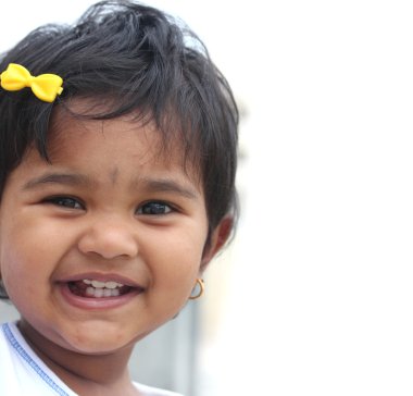 etkileyici gözlü güzel ve mutlu Hint bebek kız fotoğrafı