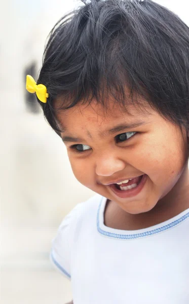 Foto de linda e feliz menina indiana com expressivo — Fotografia de Stock