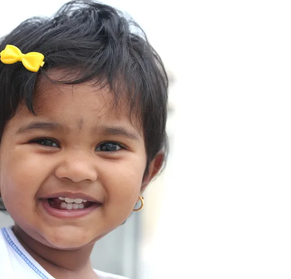 Foto de niña india bonita y feliz con ojos expresivos —  Fotos de Stock