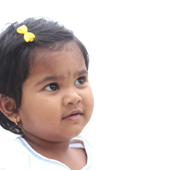 Фото красивой и счастливой индийской девочки. Картина может быть следующей: — стоковое фото