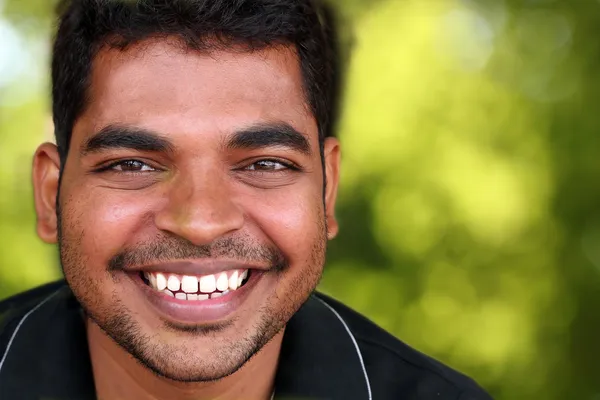 Foto de feliz animado guapo de mediana edad indio / asiático joven la —  Fotos de Stock