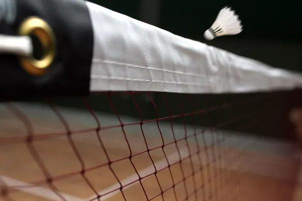 Foto de rede de badminton shuttle de perto e um shuttl em movimento rápido — Fotografia de Stock