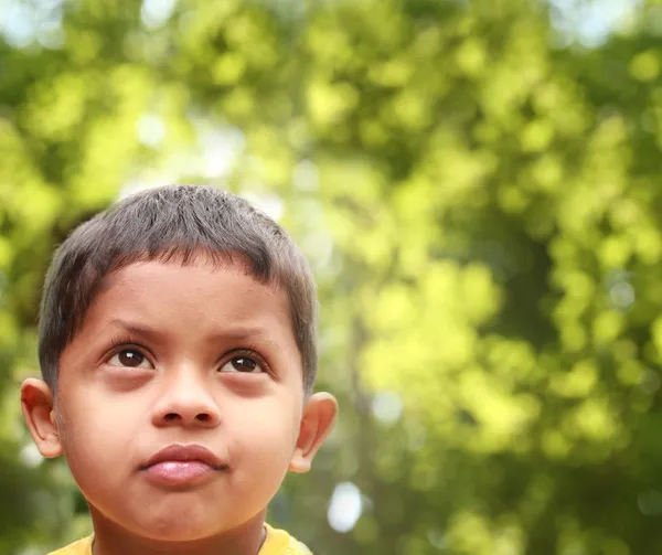 Menino indiano jovem de jardim de infância idade escolar pensar ou sonhar — Fotografia de Stock