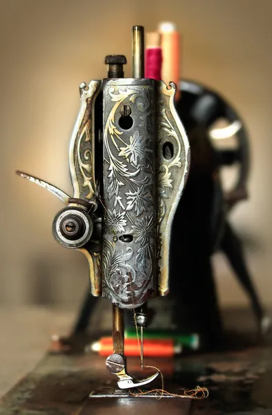 Klassische manuelle Nähmaschine im Retro-Stil bereit für Näharbeiten. — Stockfoto