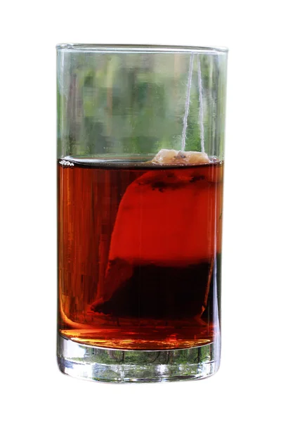 Sklenici čerstvé černé čaje načervenalé hnědé barvy od plavek — Stock fotografie