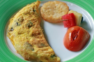 lezzetli yumurta omlet ile kavrulmuş domates, bezelye, patates kızartma ve