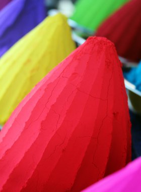 kazık ve renkli boya tozlar holi festival & oth için höyükleri