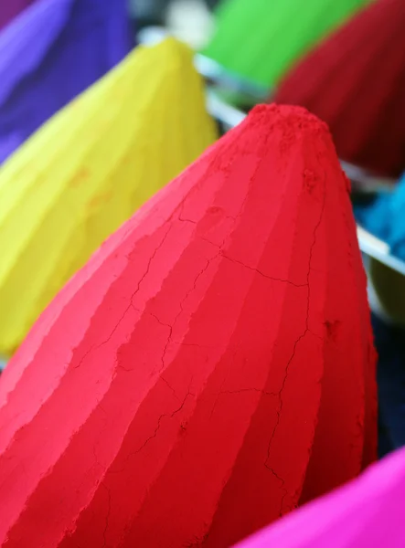 Pilas y montículos de coloridos polvos de tinte para el festival holi & oth — Foto de Stock