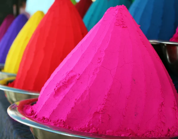 Högar och högar av färgglada färga pulver för holi festivalen & oth — Stockfoto
