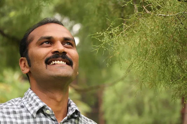 Крупним планом фотографія надійного, спокійного та щасливого азіатсько-індійського чоловіка дивитися — стокове фото