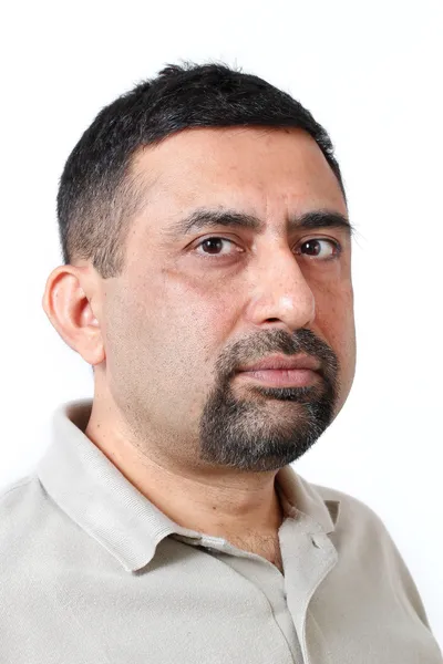 Close-up foto van gezicht van een knappe Indiase man met voorzichtig — Stockfoto