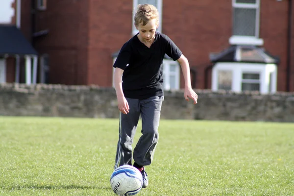 Nastoletni chłopiec gry w piłkę nożną — Zdjęcie stockowe