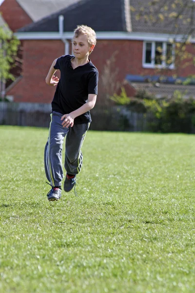 किशोरवयीन मुलगा फुटबॉल खेळत — स्टॉक फोटो, इमेज