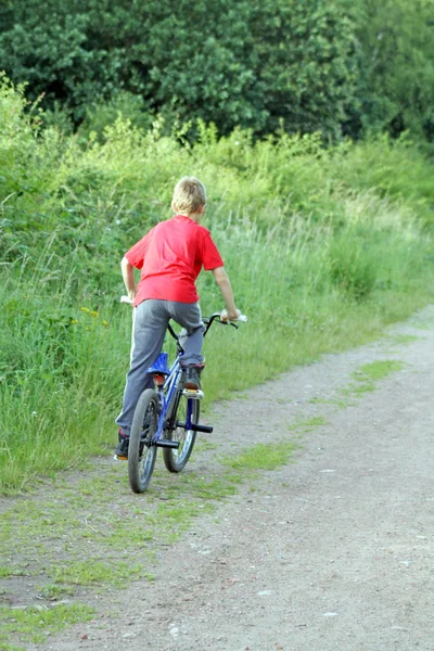 十几岁的男孩骑一辆自行车 — 图库照片