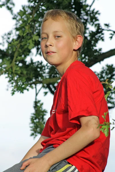 Tizenéves fiú a parkban — Stock Fotó