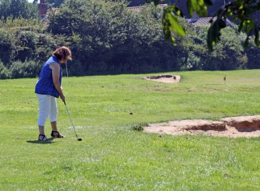 Golf oynayan kadın