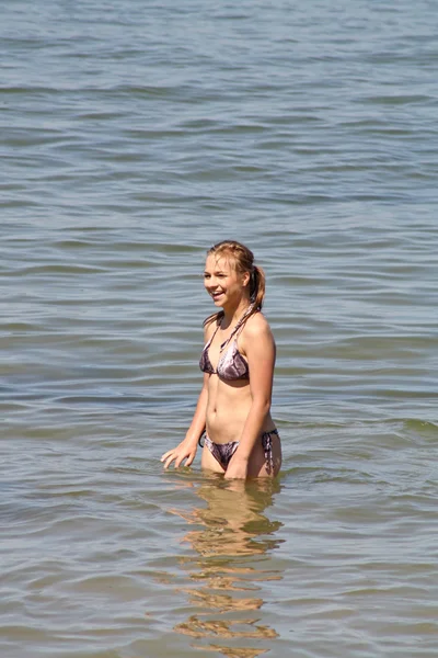 Teenage girl in the sea — Stock Photo, Image