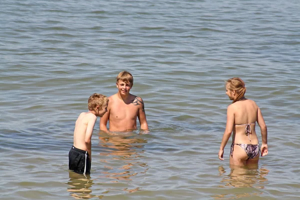 Adolescentes en el mar — Foto de Stock